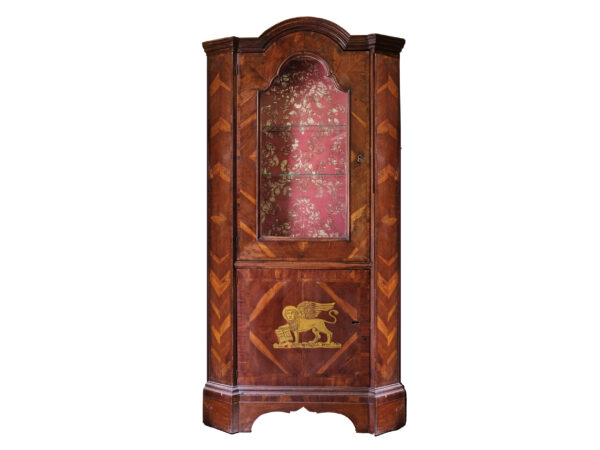 Eckvitrine mit venezianischem Löwen