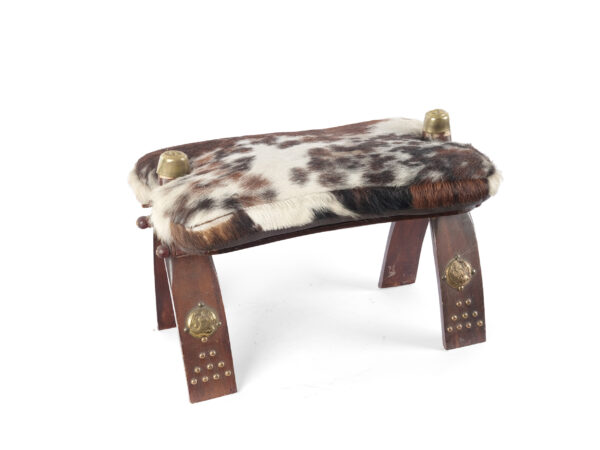 Hocker in Form eines Kamelsattels