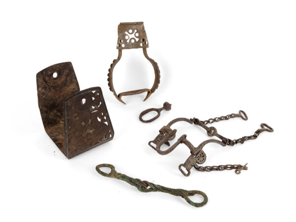 Konvolut: 4 Teile Sattelzeug & Steigbügel