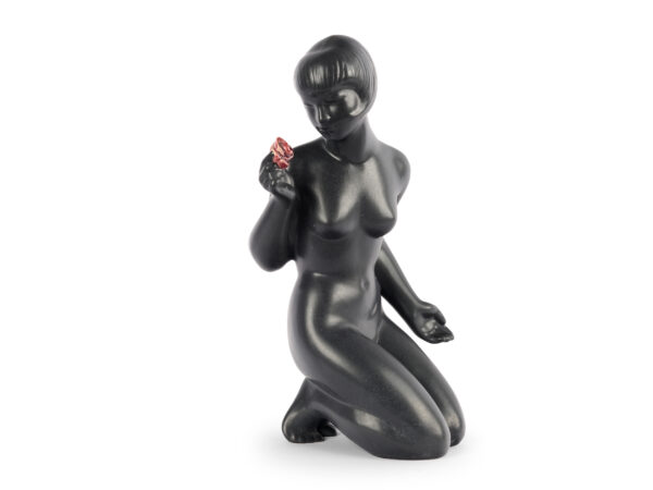 Sitzendes Mädchen mit Rose