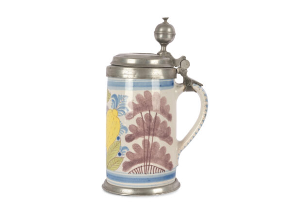 Fayencekrug mit Früchten