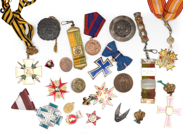 Bundle of medals, pendants/brooches & coins