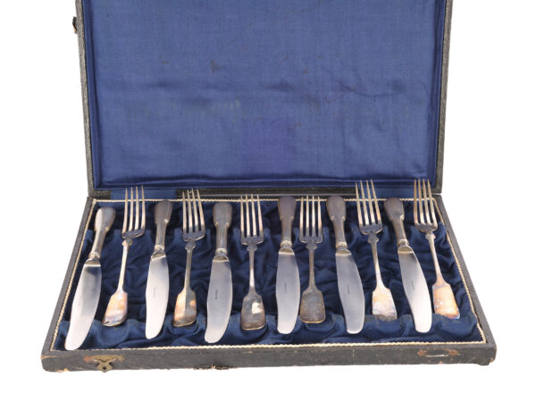 Cutlery: 6 knives & 6 forks