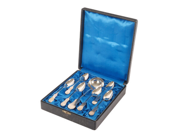 1 small ladle & 6 dessert spoons