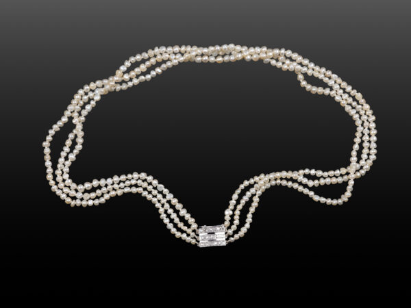 Necklace made of natural pearls